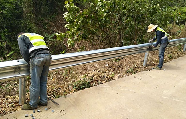 德宏高速公路护栏的定期维护与保养