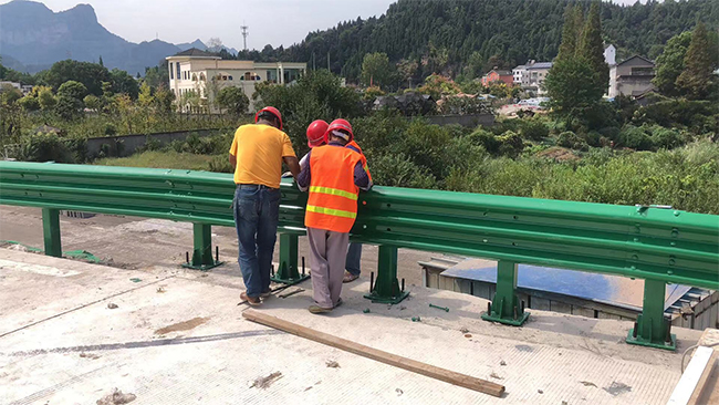 德宏高速公路护栏板的维护确保道路安全的关键环节