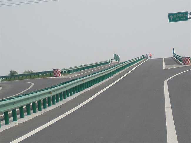 德宏高速公路护栏的材质与规格