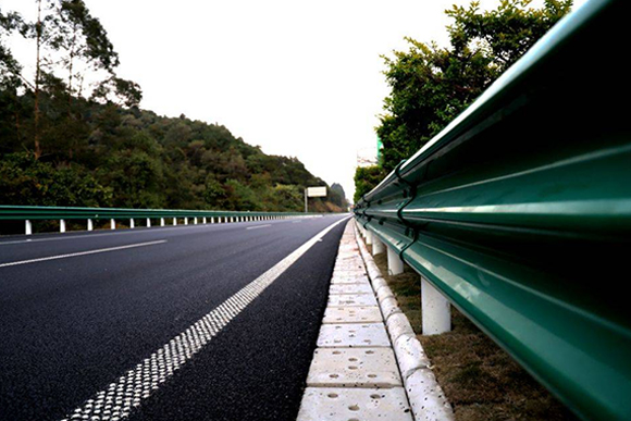 德宏高速公路护栏的常用类型