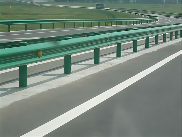 德宏高速护栏板守护安全广泛应用于多个行业